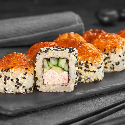 Калифорния в кунжуте сяке хот в Суши мастер по цене 269 ₽