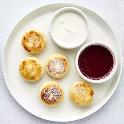 Сырники с ягодным соусом и сметаной в Tao Sushi Lab по цене 390 ₽