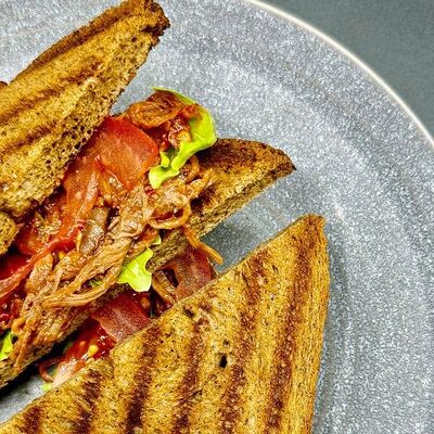 Сэндвич на Ржаном с говядиной BBQ в Coffee Room по цене 395 ₽