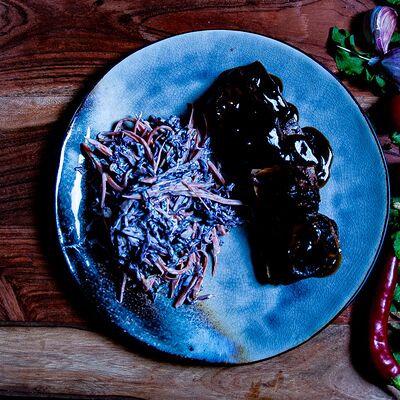 Ребра говядины с салатом коул слоу. в Сумах по цене 770 ₽