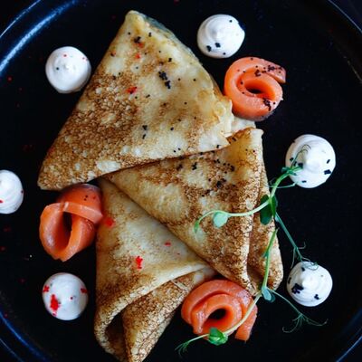 Блинчики с лососем и творожным сыромв Bun по цене 470 ₽