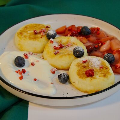 Сырники с клубничным конфитюром и сметаной в Сахар по цене 360 ₽