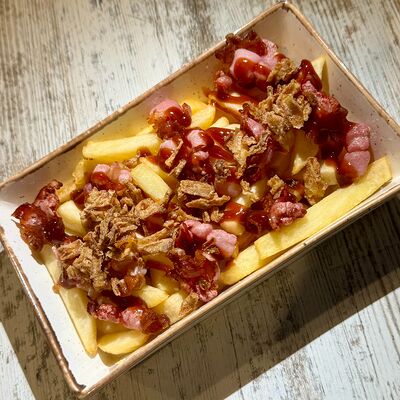 Картофель фри с беконом, соусом барбекю и луком фри в Лес и лис по цене 350 ₽