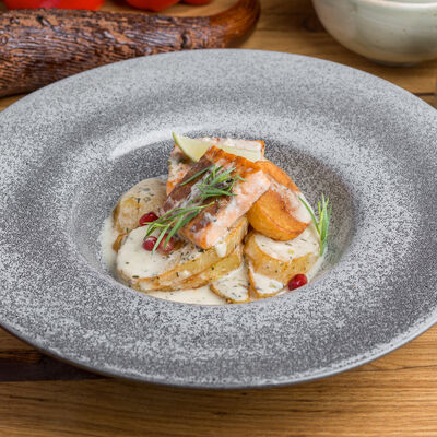 Лосось в сливочно-лаймовом соусе с печеным картофелем в Дади по цене 750