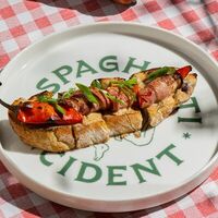 Чили перец в беконе в Spaghetti Incident