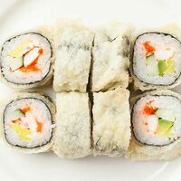 Ролл Калифорния темпура с королевской креветкой в Sushi Fish