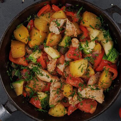 Сковородка с курицей в Руки ВВерх! Бар по цене 650 ₽