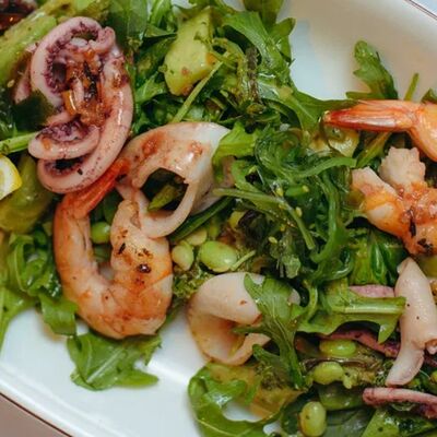 Большой зеленый салат с морепродуктами и чукой в Роланд по цене 1150 ₽
