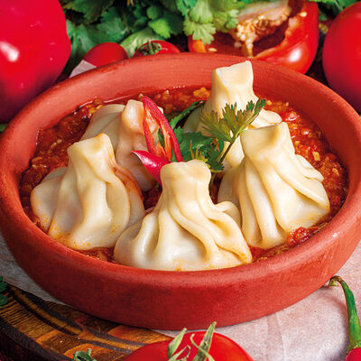 Мини-хинкали с говядиной и сыром Чеддер в соусе Чахохбили в Мушмула по цене 509 ₽