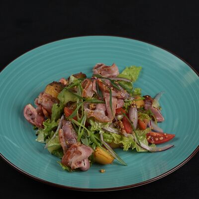 Теплый салат с беконом в Евразия по цене 595 ₽