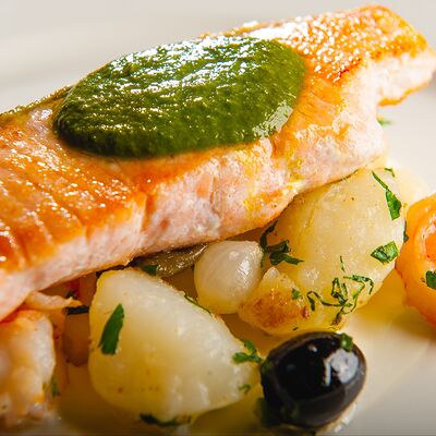 Филе лосося с креветкамии картофелемв Рандеву по цене 1200 ₽