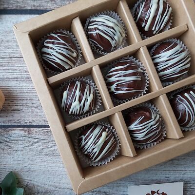 Подарочный набор 9 конфет с сыром пармезан на белом шоколаде ручной работы в Choco.cake.hand по цене 1100 ₽