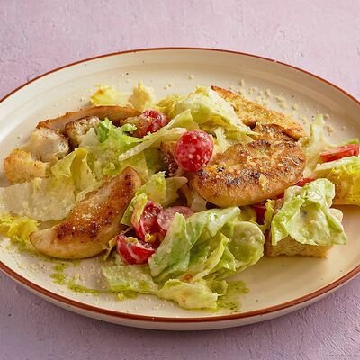 Салат Цезарь с куриным филе в Джульетта по цене 450 ₽