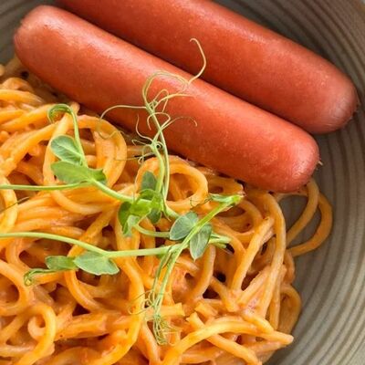 Спагетти в сливочно-томатном соусе с сосисками в Лебовски Пицца и Боулинг по цене 390 ₽