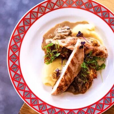 Куриная грудка гриль с картофельным пюре и капустой с копчёностями в Тарелочки по цене 1190 ₽