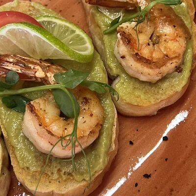 Брускетты с креветками и соусом гуакамоле в Маск по цене 815 ₽