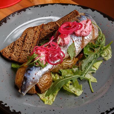 Скумбрия слабого посола с мятым картофелем в Дранки паб по цене 890 ₽