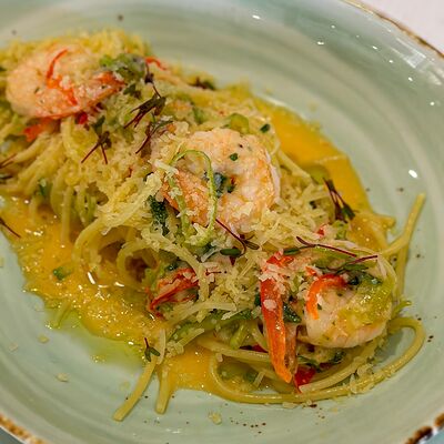 Спагетти с креветками и овощами в Прованс по цене 649 ₽