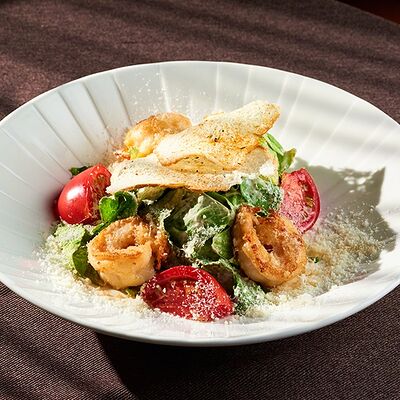 Салат Цезарь с тигровыми креветками в База по цене 1100 ₽