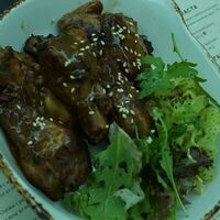 Крылья куриные, запеченные в глазури BBQ в Камин