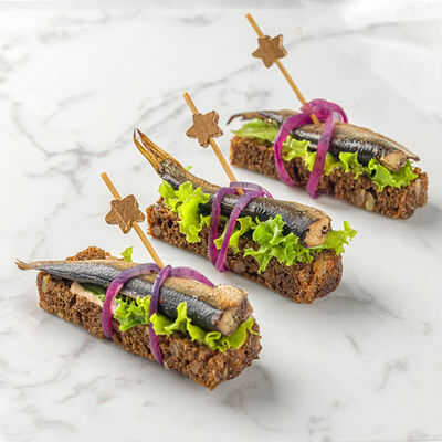 Канапе со шпротами и маринованным луком в MOSCOW FOOD Кейтеринг по цене 2330 ₽