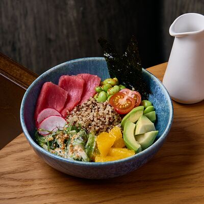Боул с тунцом, авокадо, апельсином и имбирной заправкой в Клёво по цене 800 ₽