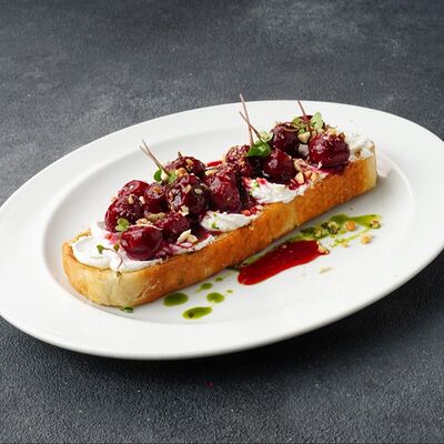Брускетта с мягким сыром, вялеными томатами и копчёной вишней в Мясо и вино по цене 770 ₽