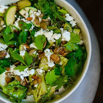 Зелёный салат с цукини и сыром фета в Пена Дней по цене 15 р.