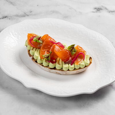 Брускетта с лососем и муссом из авокадо в Bona по цене 790 ₽