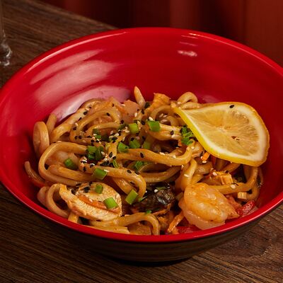 Лапша с креветками, курицей и соусом том ям в Рамен с уткой по цене 920 ₽