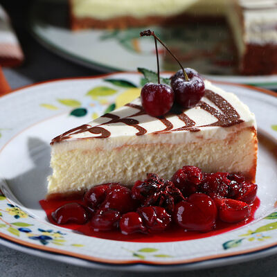 Сливочный чизкейк с вишней в Mama Roma по цене 291 ₽