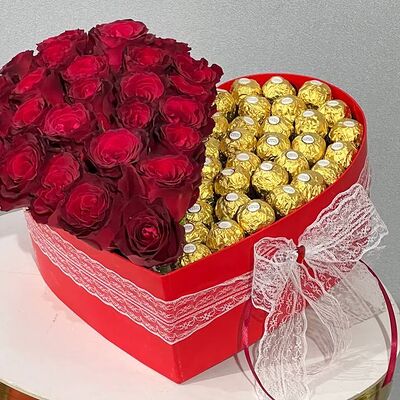 Красные розы с конфетами Ferrero Rocher (Ферреро Роше) в коробке Сердцев Дарите красиво по цене 14399 ₽
