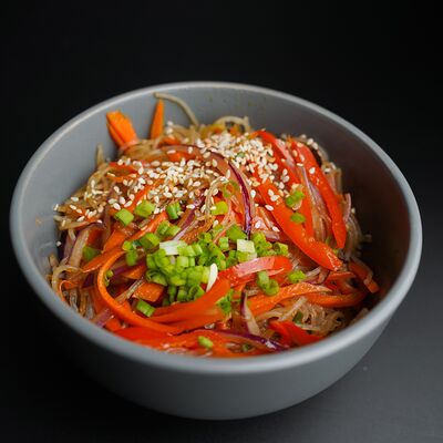 Вок с овощами и фунчозой в Рис и тесто по цене 480 ₽
