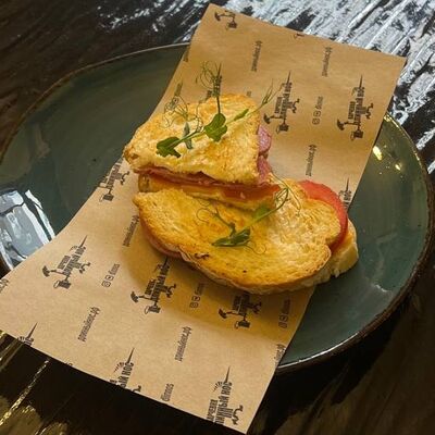 Сэндвич с сервелатом и сыром чеддер в Длинный нос по цене 335 ₽