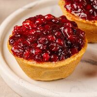 Мини-тарталетка с брусникой и сметанным кремом в АндерСон