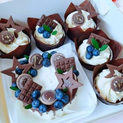 Бенто-торт + 5 капкейков с шоколадным оформлениемв Чародейка сладостей по цене 3940 ₽