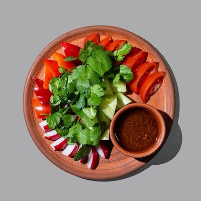 Овощная тарелка в Хачапури и вино по цене 495 ₽