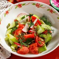 Сельский салат из свежих овощей с тыквенным маслом в Катюша Katyusha