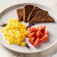 Скрэмбл с помидорами и зерновым хлебом в Dune