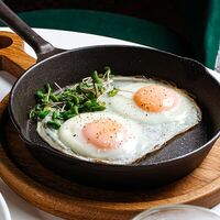 Глазунья из трех яиц в Стейк & Эггс