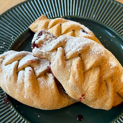 Пирожок с вишней в Панда по цене 90 ₽