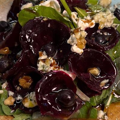 Салат из свеклы с сыром в Brizola BBQ по цене 520 ₽