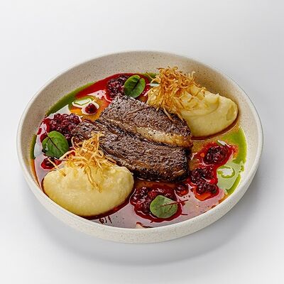 Копченая говяжья грудинка с парой картофельных текстур и клюквой в The Brasserie по цене 870 ₽