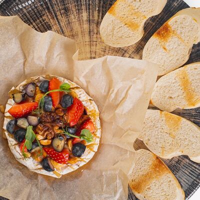 Запеченный камамбер в Jack London по цене 1200 ₽