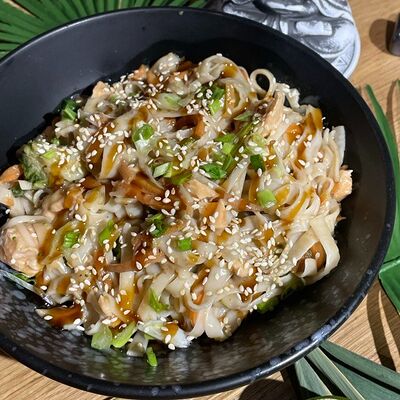 Рисовая лапша с лососем и брокколи в Wok Street по цене 629 ₽