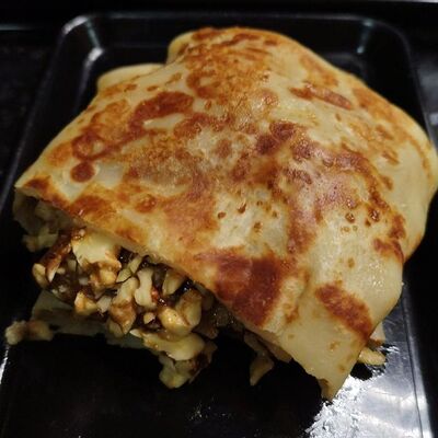 С варёной сгущенкой и грецким орехом в Блинная по цене 330 ₽