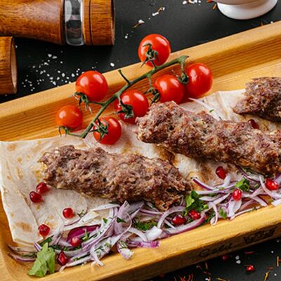 Люля-кебаб из говядины с молодым картофелем в Голд Сити по цене 490 ₽