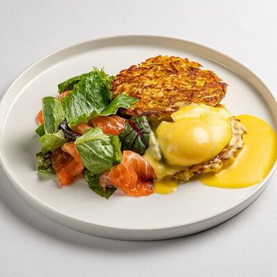 Драники с лососем, яйцом пашот и соусом голландез в Wine Region по цене 1200 ₽