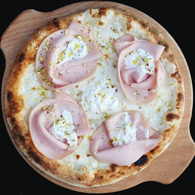 Пицца мортаделла со страчателлой 30 см в Pizza Volante по цене 1890 ₽