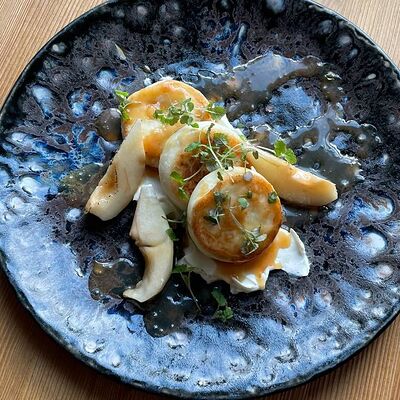 Сырники с домашней карамелью в Хюгге Сырный ресторан по цене 490 ₽